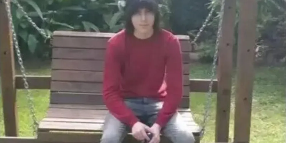 As equipes de socorro encontraram o adolescente desacordado