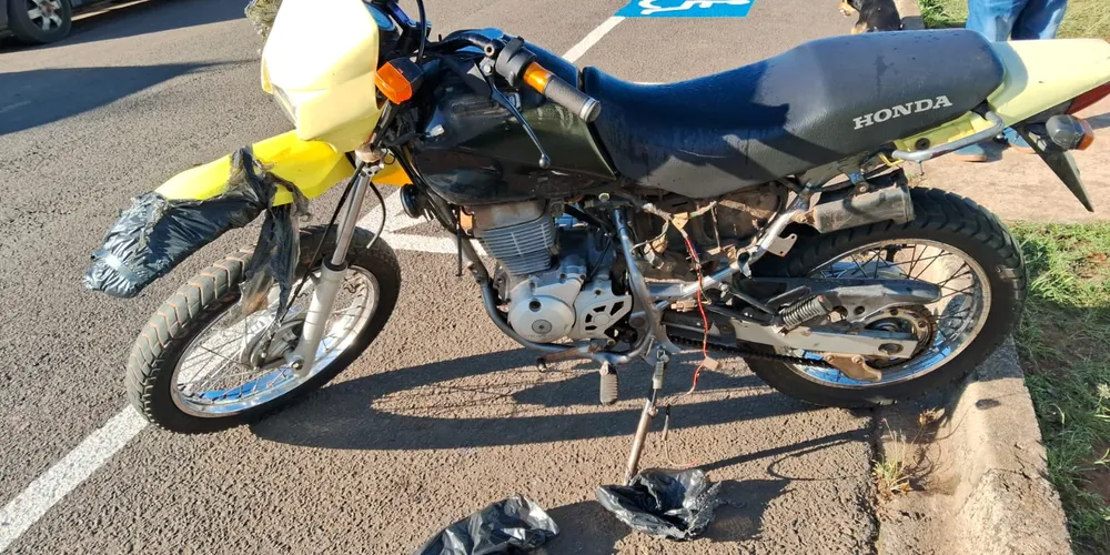 A equipe realizou a consulta da placa e do chassi via sistema, onde constatou que a motocicleta possuía alerta de furto