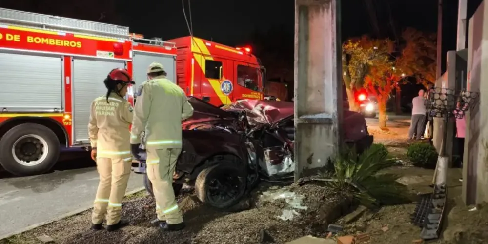 O condutor estava sozinho no carro e teve o fêmur fraturado