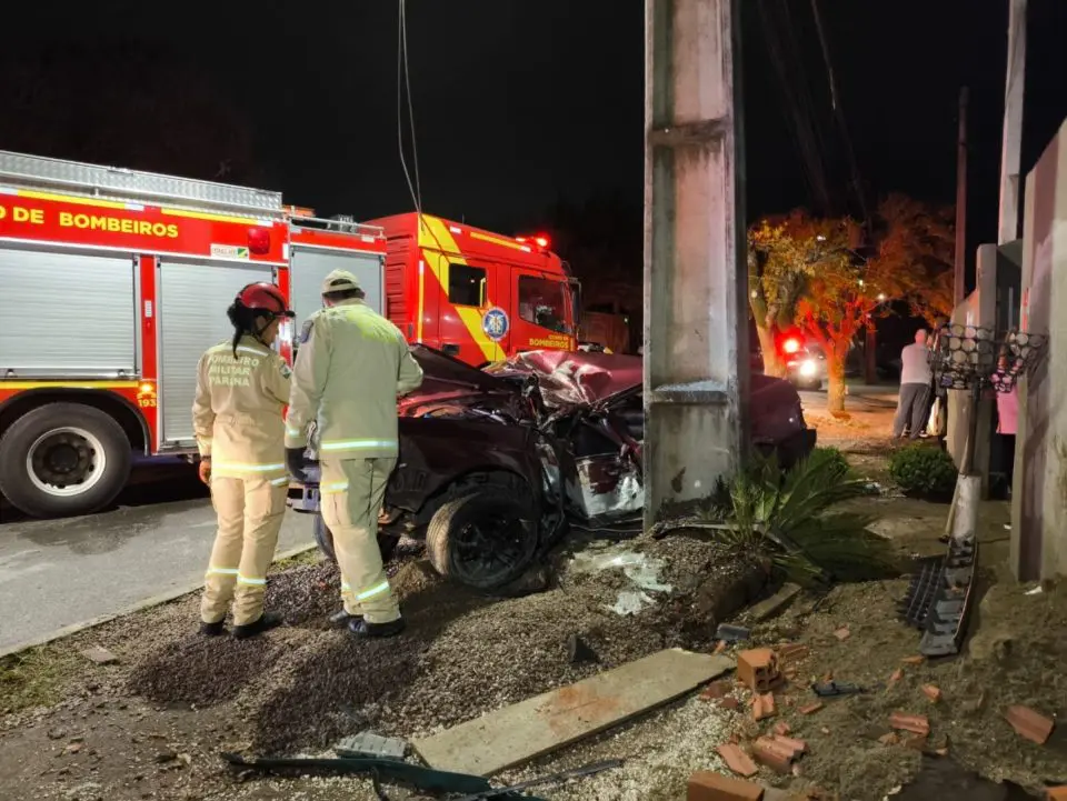 O condutor estava sozinho no carro e teve o fêmur fraturado