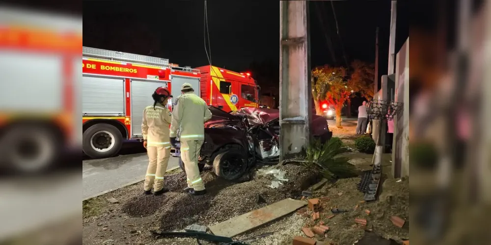 O condutor estava sozinho no carro e teve o fêmur fraturado