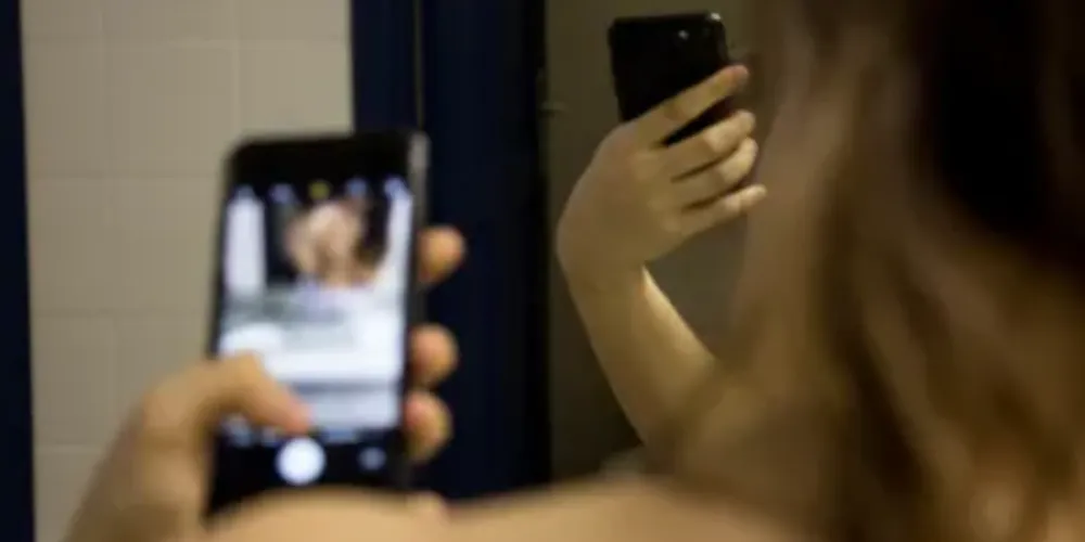 Ela contou que foi perseguida pelo suspeito e precisou se esconder para fugir dele