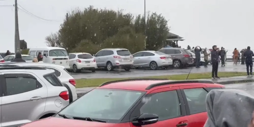 Queda de neve foi registrada na serra catarinense nesse sábado