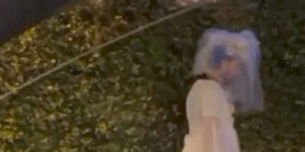 'Noiva' é flagrada vagando em frente ao Cemitério Municipal