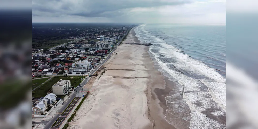 Matinhos, 16 de abril de 2024 - O governo do Paraná retorna as obras na orla de Matinhos, no balneário Praia Grande, em Matinhos