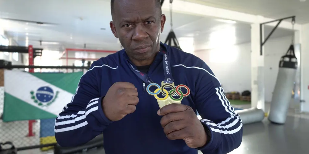 O técnico de boxe Adailton Gonçalves, bolsista do programa estadual Geração Olímpica e Paralímpica, treina a equipe de boxe que vai à Olimpíada de Paris neste ano