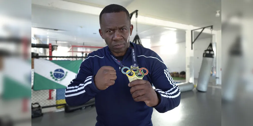 O técnico de boxe Adailton Gonçalves, bolsista do programa estadual Geração Olímpica e Paralímpica, treina a equipe de boxe que vai à Olimpíada de Paris neste ano