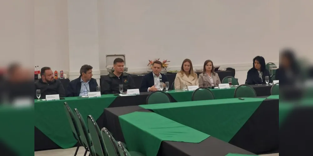 O juiz eleitoral Gilberto Romero Perioto, responsável pelo Fórum Eleitoral de Ponta Grossa, participou de uma reunião na Acipg