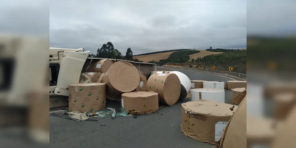 Caminhão com carga de bobinas de papel tomba na PR-151