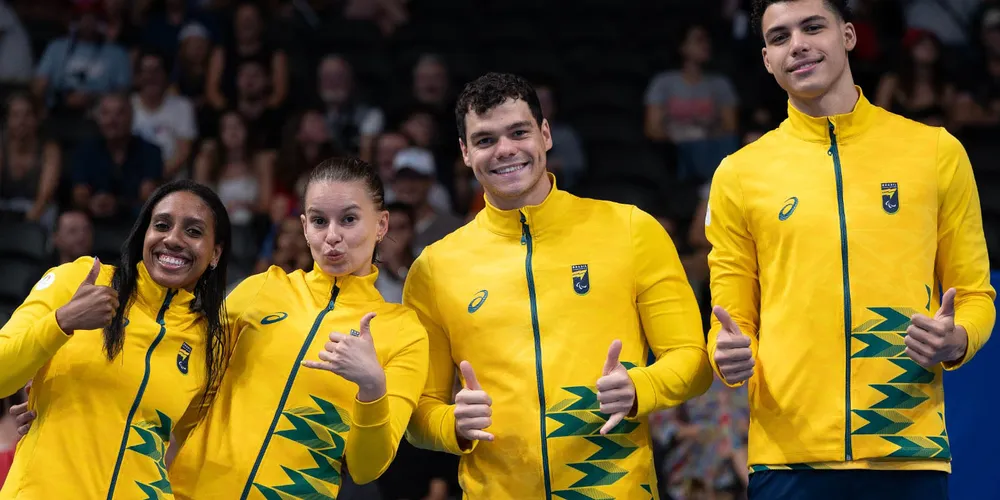 Paranaense Beatriz Carneiro (segunda da esquerda para direita) leva o bronze no revezamento 4 x 100 livre S14 na Paralimpíada de Paris