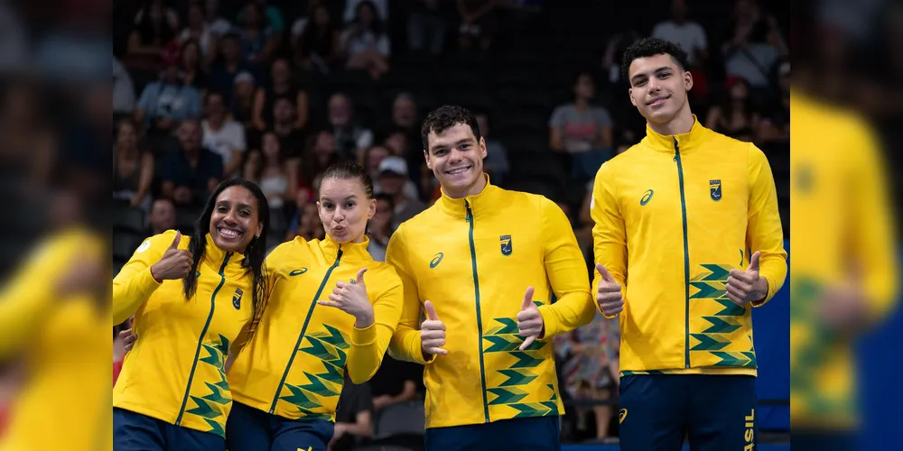 Paranaense Beatriz Carneiro (segunda da esquerda para direita) leva o bronze no revezamento 4 x 100 livre S14 na Paralimpíada de Paris