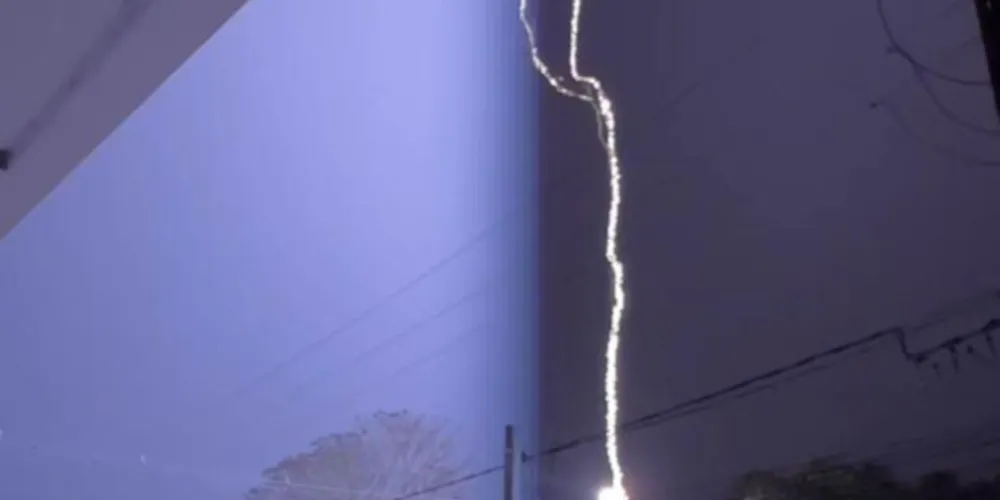 Raio atinge poste na Vila Adriana e proporciona imagem impressionante