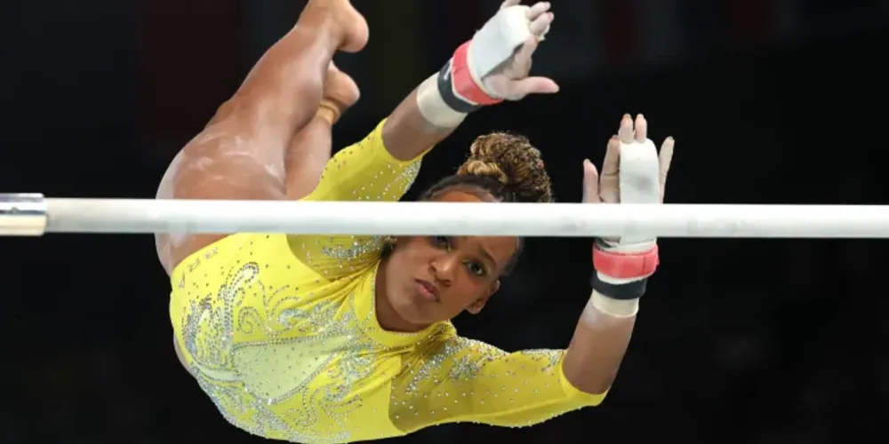 A brasileira chegou a ficar na liderança da disputa na Bercy Arena, mas foi superada nos dois aparelhos finais