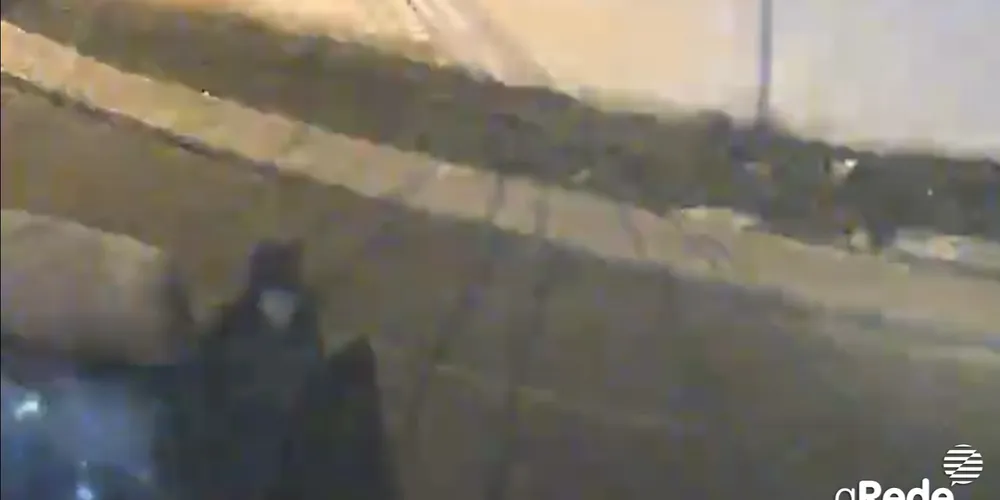 Carro foi furtado na madrugada deste domingo (11)