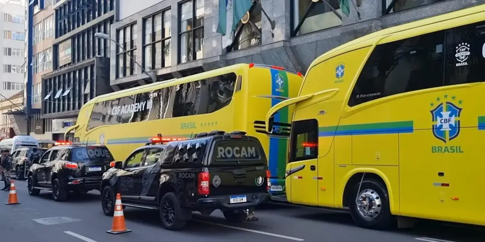 Nas proximidades do hotel, um grupo de fãs aguardava a chegada do ônibus