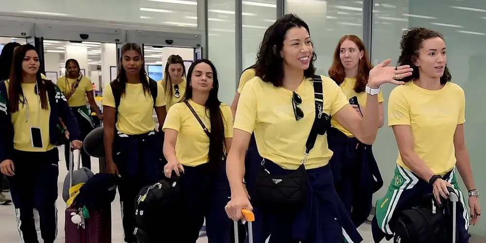 Delegação brasileira de voleibol chegou em Paris nesta sexta-feira (19)