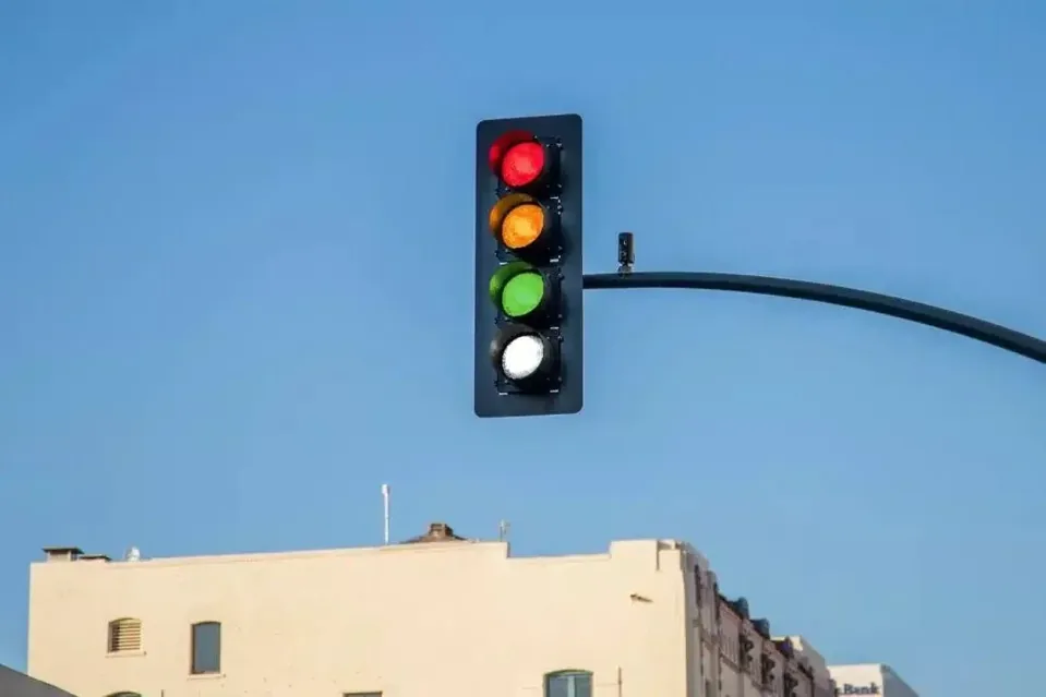 A ideia é que a luz branca funcione em conjunto com as cores tradicionais