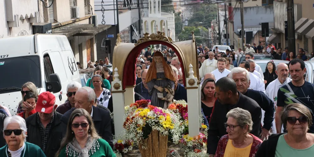 Na manhã dessa sexta-feira (26), a procissão precedeu a missa solene