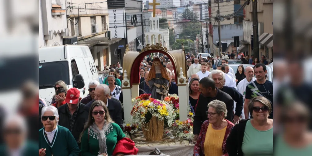 Na manhã dessa sexta-feira (26), a procissão precedeu a missa solene