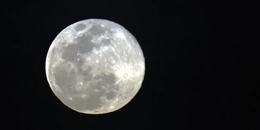 O termo Lua azul é usado quando vemos a Lua cheia duas vezes no mesmo mês