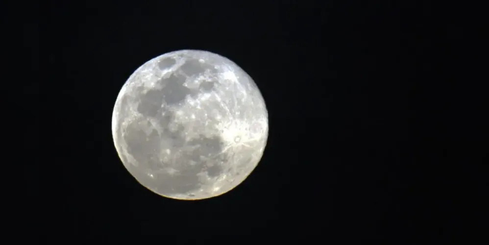 O termo Lua azul é usado quando vemos a Lua cheia duas vezes no mesmo mês