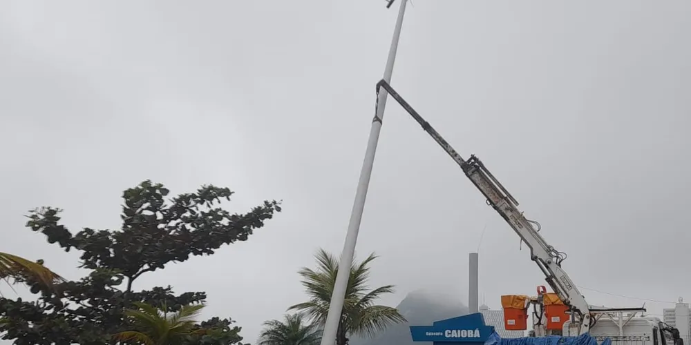 Superpostes voltaram a ser instalados nesta segunda-feira (29) na Orla de Matinhos.