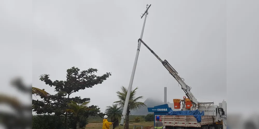 Superpostes voltaram a ser instalados nesta segunda-feira (29) na Orla de Matinhos.