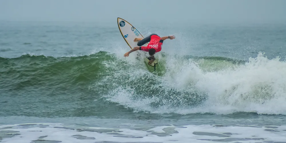 Paranaenses terminam no pódio na 3ª Taça Brasil 5000 de Surf, disputada no Pico de Matinhos
