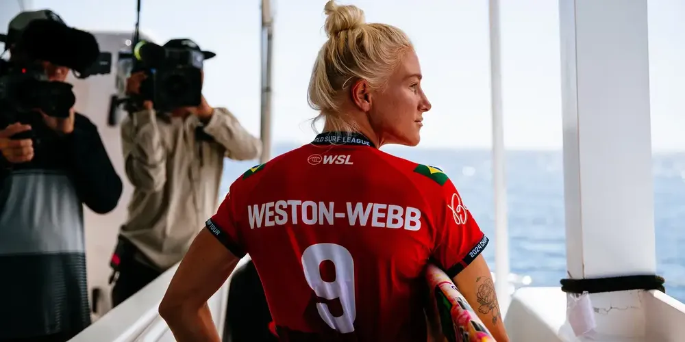 Medalhista de prata em Paris 2024, Tati se mantém no topo do surf mundial