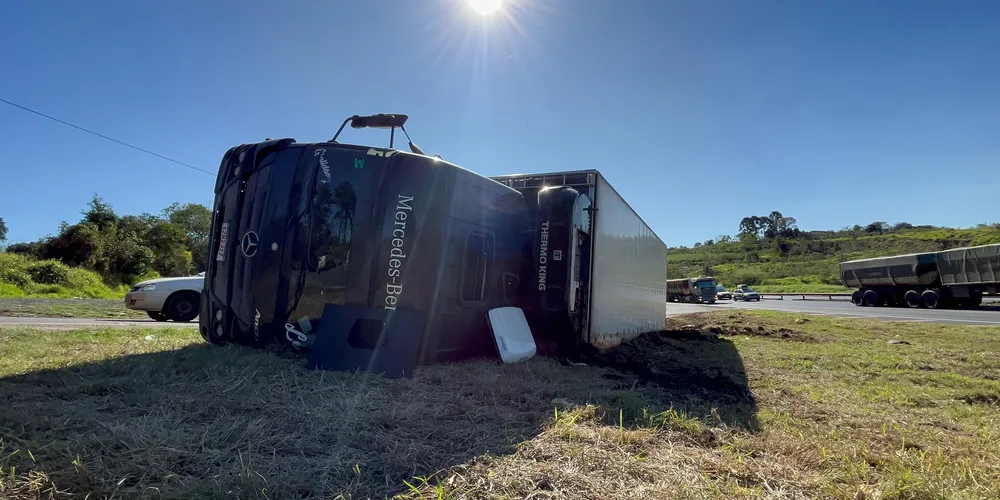 Veículo ficou na margem da rodovia BR-376