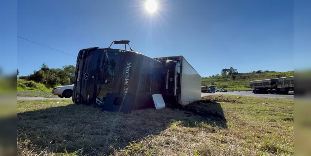 Veículo ficou na margem da rodovia BR-376