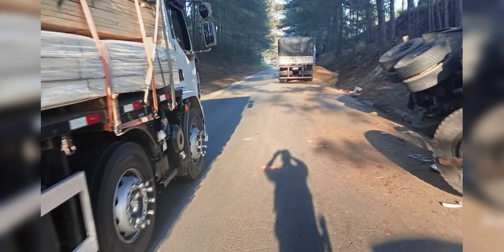 Caminhão tombou após colisão na PR-441, em Tibagi, nos Campos Gerais