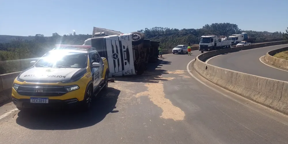 Tombamento aconteceu na manhã dessa terça-feira (27)