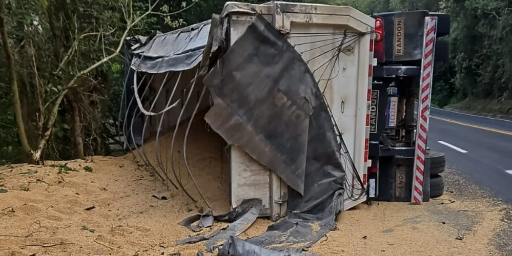 Caminhoneiro é levado para hospital após caminhão tombar na região
