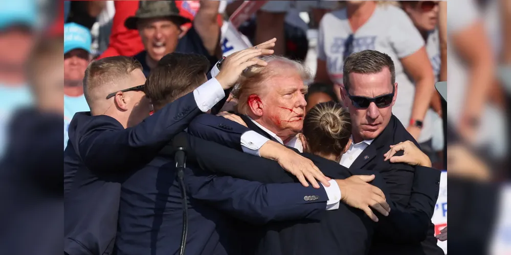 Donald Trump após o tiroteio durante um comício de campanha no Butler Farm Show em Butler, Pensilvânia, no dia 13 de julho deste ano