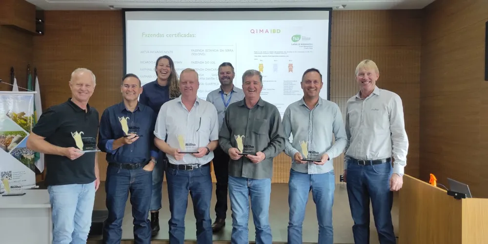 Cooperados receberam troféus que simbolizam a conquista.