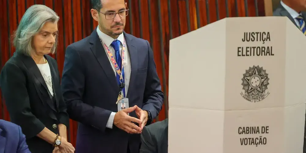 Cármen Lúcia comandou, na tarde esta terça-feira (10), a cerimônia de assinatura digital e de lacração dos sistemas eleitorais