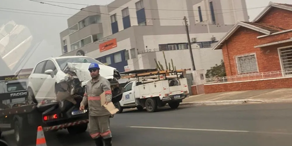 Colisão contra um poste de energia aconteceu na manhã deste sábado (14)