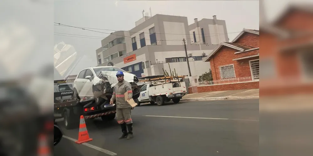 Colisão contra um poste de energia aconteceu na manhã deste sábado (14)