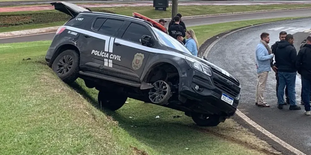 O automóvel, carregado com maconha, capulho e cocaína, saiu da pista e parou às margens da rodovia, com o pneu estourado