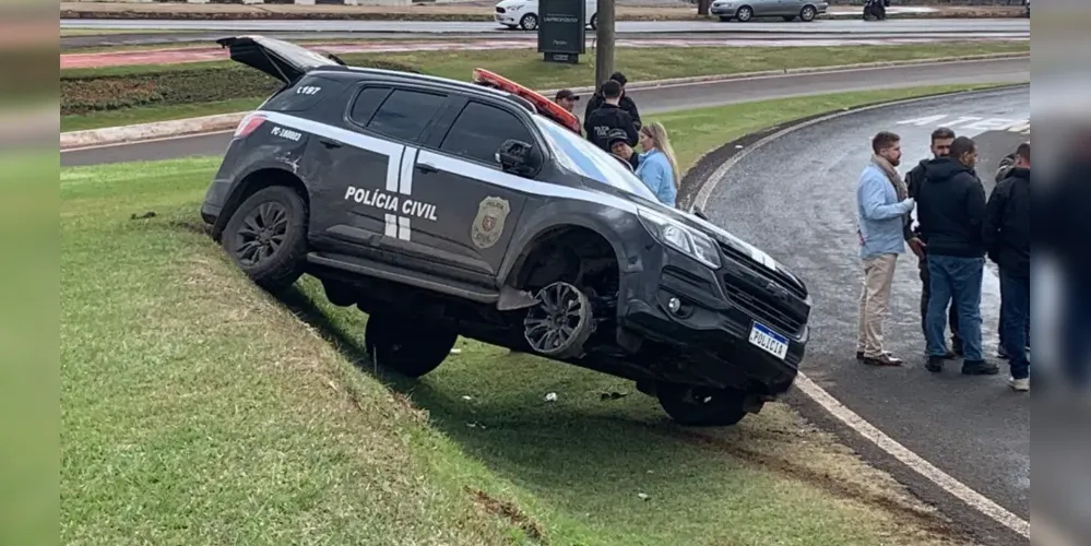 O automóvel, carregado com maconha, capulho e cocaína, saiu da pista e parou às margens da rodovia, com o pneu estourado