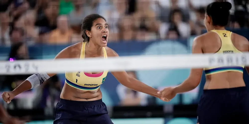 As brasileiras venceram por 2 sets a 0 (parciais de 21/15 e 21/16)