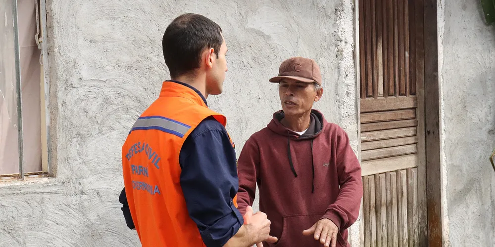 Os servidores das defesas civis municipais de Morretes e União da Vitória e da Defesa Civil do Paraná estão em contato com os moradores das áreas de risco.
