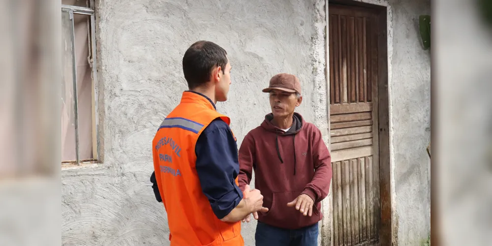 Os servidores das defesas civis municipais de Morretes e União da Vitória e da Defesa Civil do Paraná estão em contato com os moradores das áreas de risco.