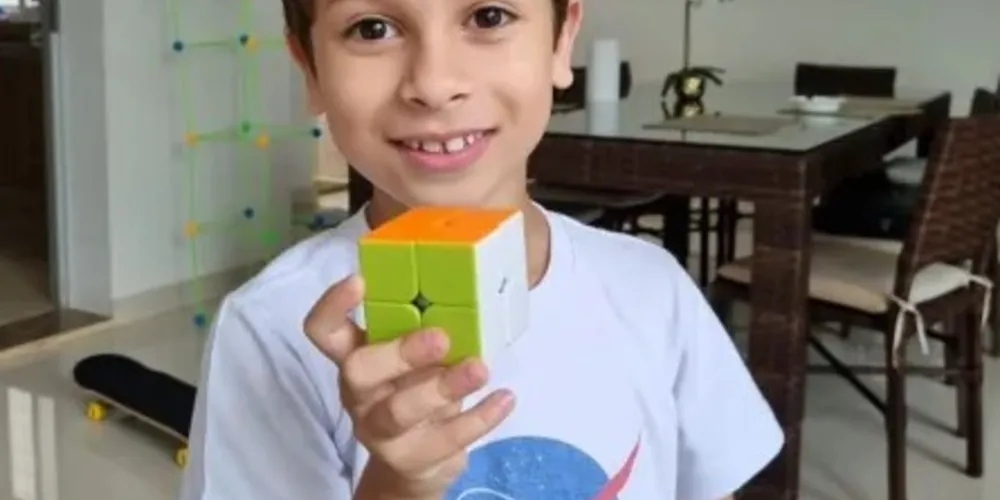 O garoto de sete anos, integrante do programa Caça Asteroides da Mensa Brasil