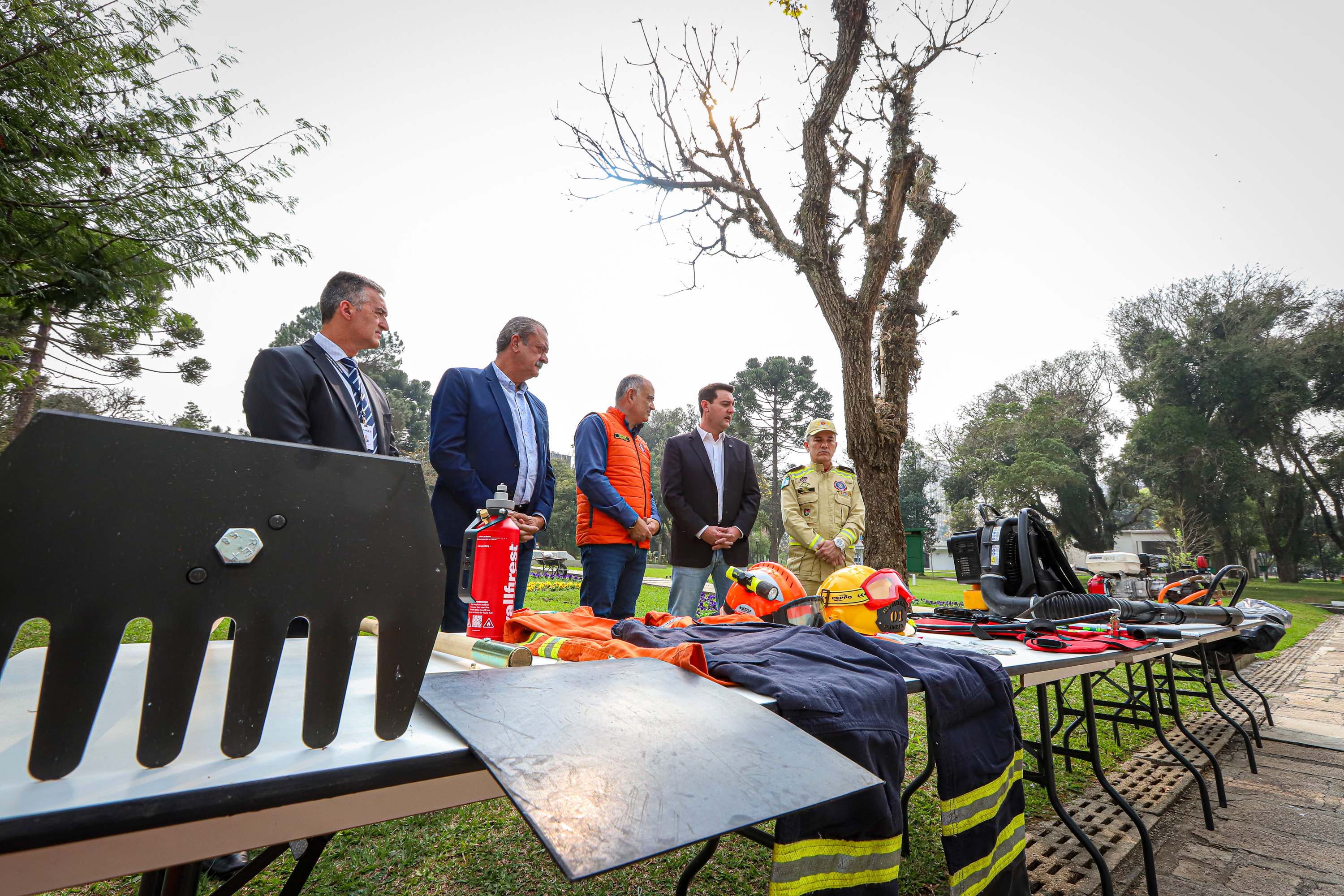 O governador Carlos Massa Ratinho Junior anunciou nesta terça-feira (10) investimento de R$ 21 milhões para ações de combate a incêndios florestais no Paraná