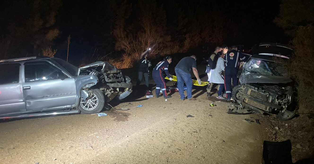 Cinco pessoas ficaram feridas na colisão frontal; uma delas morreu a caminho do hospital