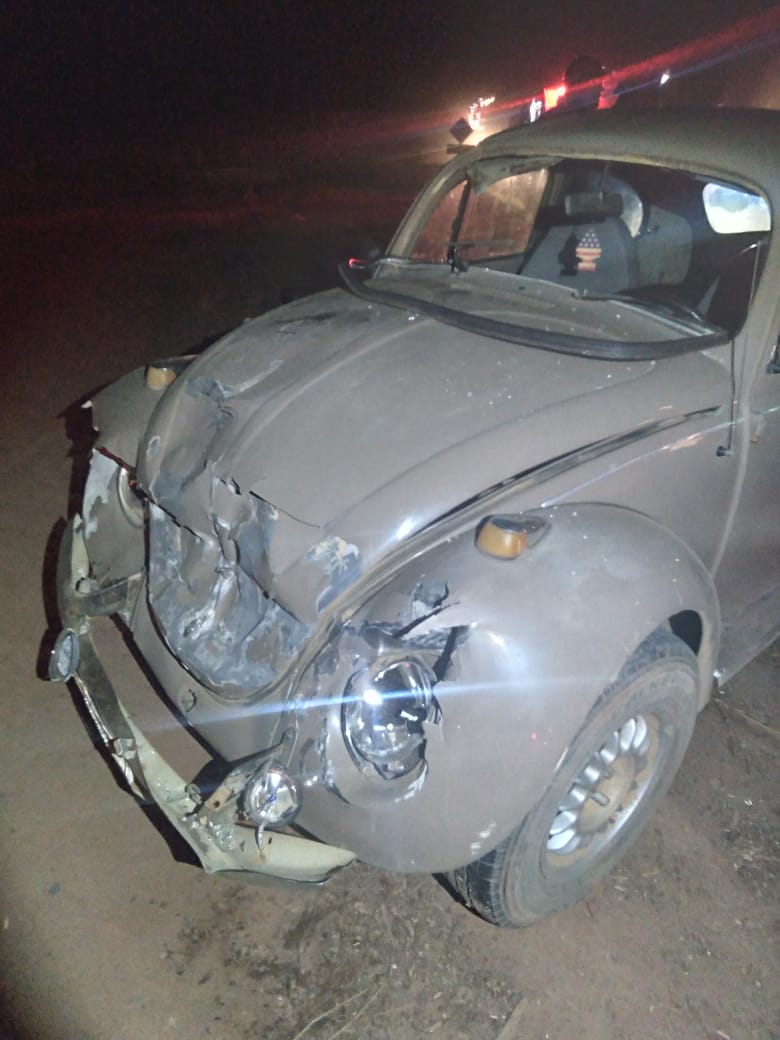 Motorista do Fusca foi atendido pelo Corpo de Bombeiros