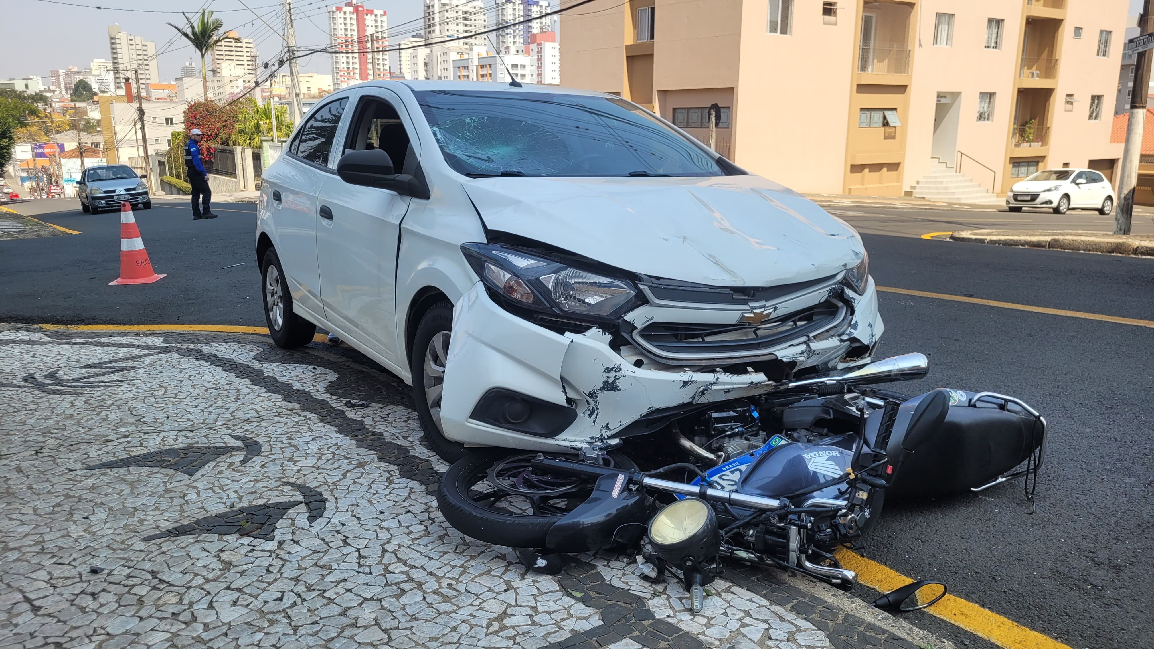 Motocicleta chegou a ser arrastada por alguns metros após o impacto