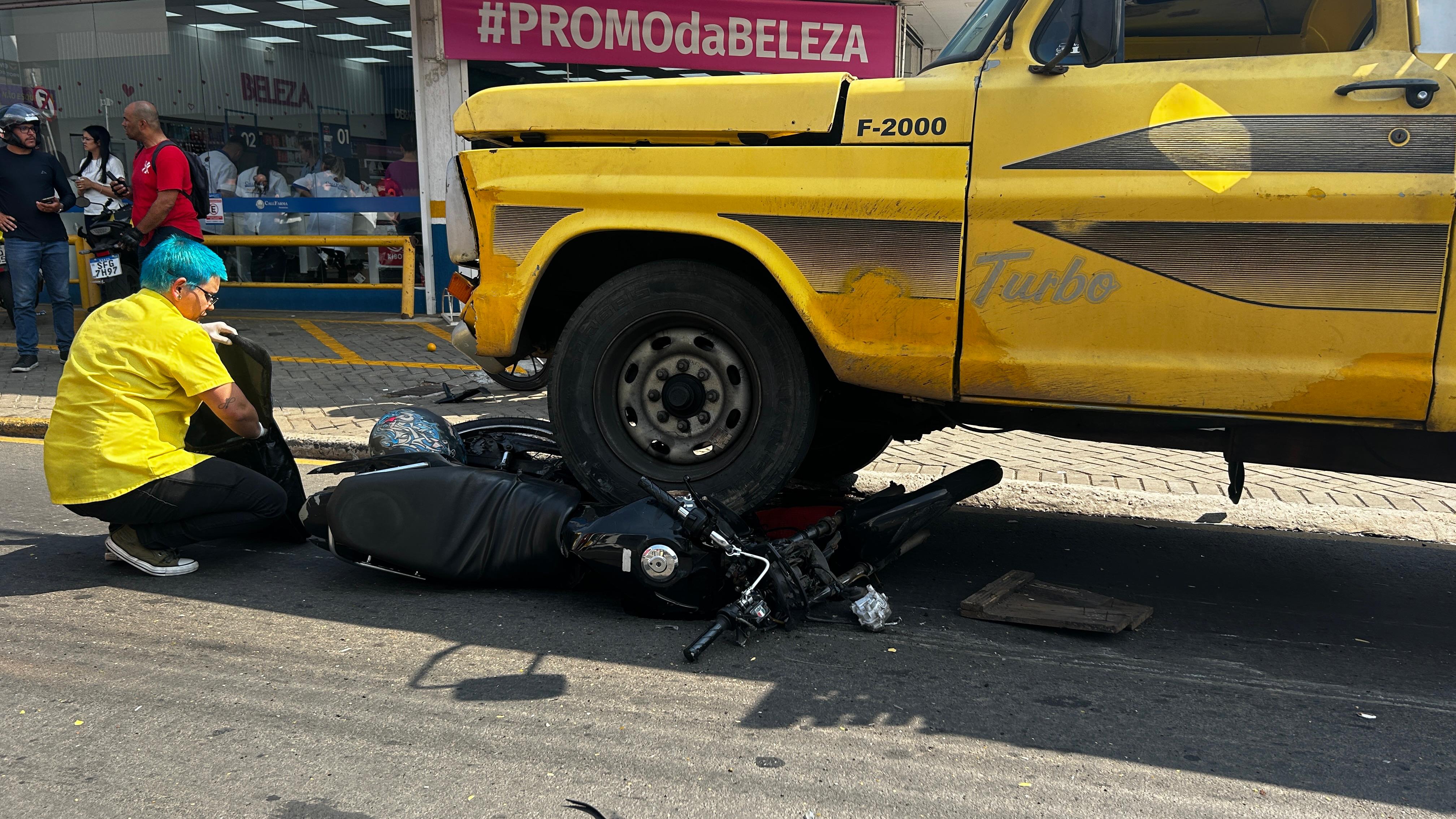 Primeira moto envolvida na batida foi parar embaixo do pneu frontal esquerdo da caminhonete